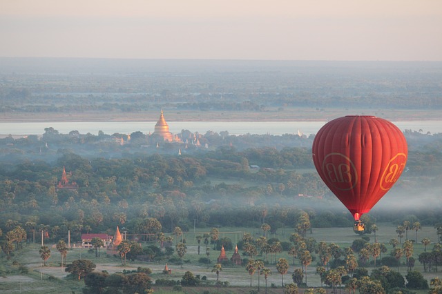 Myanmar - montgolfière sur les temples à Bagan